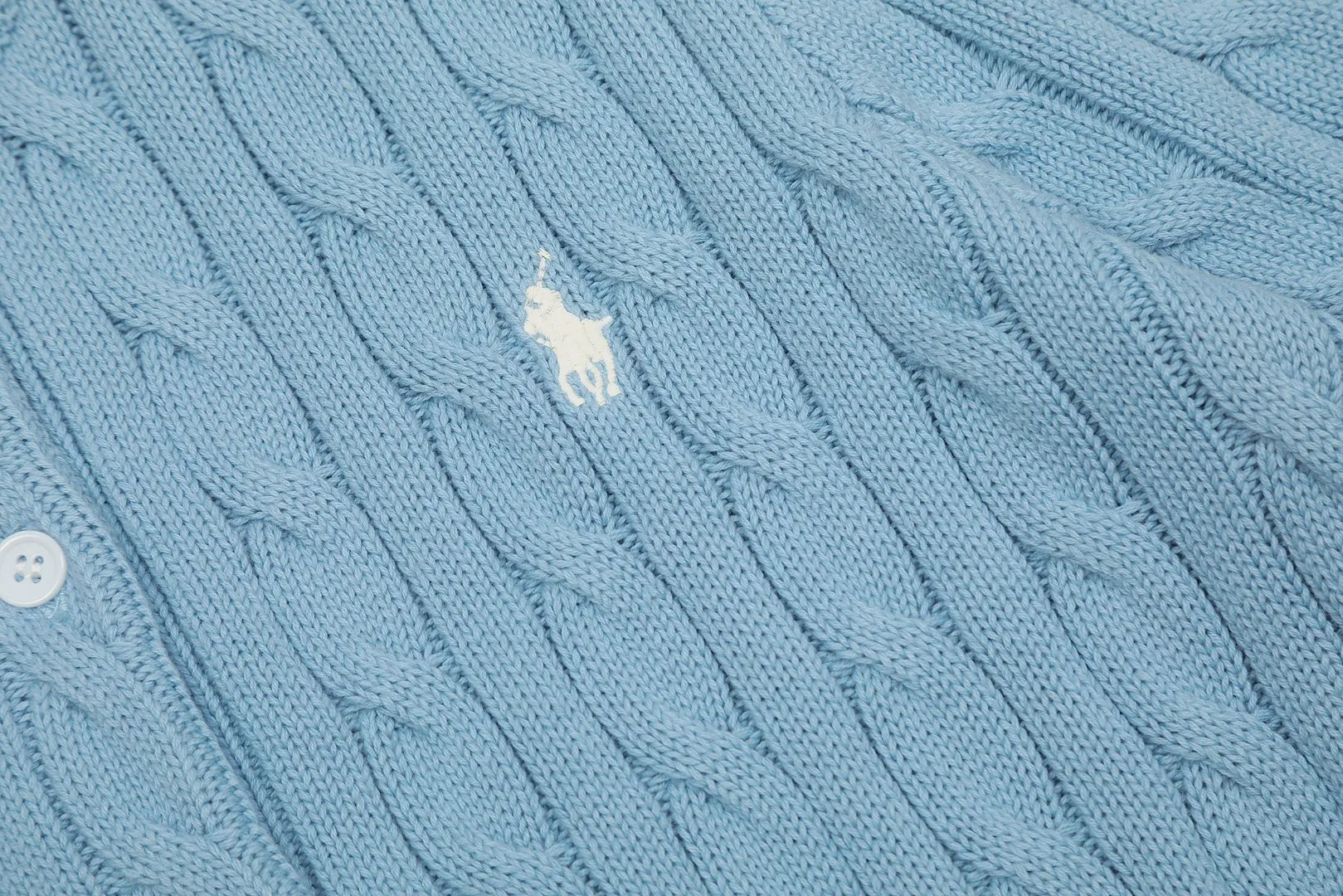 🅿️176 "Top quality" Style number: DS021# (not off the shelves all year round) [Ralph Lauren round neck cardigan solid color pony embroidered logo knitted short sleeves] ✅Ralph Lauren classic basic versatile all-season cardigan knitted short sleeves ✅Main supplier platform live broadcast Wholesale entities Replenish when out of stock Not off the shelves ✅ZP quality 1:1 version Scan the code to enter the GF website Counter quality ✅Details and quality are the only one in Guangzhou. Imported quality cotton yarn, focusing on high-end, cost-effective. Needless to say good quality. ✅The version is restored to the original order. The maximum size can be worn up to 160 pounds. Loose, comfortable and stress-free.